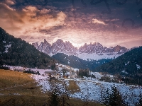 Santa Maddalena, Wieś, Dolina Val di Funes, Zima, Domy, Dolomity, Włochy, Góry, Lasy