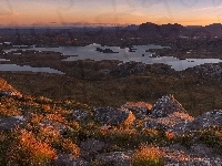 Jezioro Loch Sionascaig, Trawa, Szkocja, Góry Kaledońskie, Kamienie