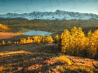 Jezioro Dzhangyskol, Góry Północnoczujskie, Rosja, Jesień, Drzewa, Ałtaj