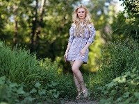 Trawa, Kobieta, Blondynka, Drzewa