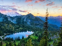 Jezioro Crystal Lake, Stany Zjednoczone, Park Narodowy Mount Rainier, Drzewa, Chmury, Góry, Promienie słońca, Stan Waszyngton