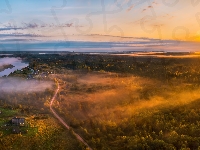 Las, Park przyrody Vepsskiy Les, Mgła, Wschód słońca, Rosja, Droga, Jezioro Ladvinskoye, Domy, Obwód leningradzki