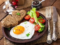 Jajko sadzone, Serca, Pomidory, Kromki, Śniadanie, Chleb, Sałata