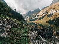 Drzewa, Jezioro, Chmury, Góry, Kamienie, Niebo