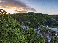 Park Narodowy Jezior Plitwickich, Zachód słońca, Drzewa, Jeziora, Skały, Chorwacja, Wodospad, Lasy