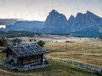 Dolina Val Gardena, Włochy, Domy, Góry Sassolungo, Mgła, Płaskowyż Seiser Alm, Dolomity, Jesień