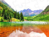 Drzewa, Szczyty Maroon Bells, Stany Zjednoczone, Góry Skaliste, Jezioro Maroon Lake, Kolorado