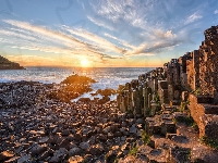 Skały, Irlandia Północna, Wschód słońca, Formacja Giants Causeway, Kamienie, Morze, Grobla Olbrzyma, Antrim