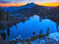 Wschód słońca, Stratowulkan Mount Shasta, Stany Zjednoczone, Góry Kaskadowe, Jezioro Heart Lake, Kalifornia