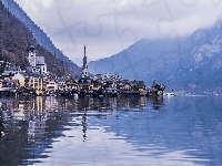 Hallstatt, Domy, Chmury, Jezioro Hallstattersee, Austria, Góry Alpy Salzburskie, Kościół