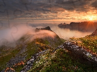 Góry, Wyspa Senja, Skały, Roślinność, Mgła, Morze, Norwegia, Góra Husfjellet, Wschód słońca