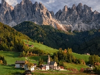 Dolina Val di Funes, Wieś Santa Maddalena, Lasy, Drzewa, Kościół, Dolomity, Włochy, Góry, Domy