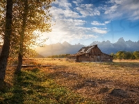 Dom, Góry, Wschód słońca, Chmury, Stany Zjednoczone, Drzewa, Park Narodowy Grand Teton, Stodoła, Stan Wyoming