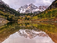 Szczyty Maroon Bells, Drzewa, Stany Zjednoczone, Jezioro Maroon Lake, Góry Skaliste, Śnieg, Stan Kolorado