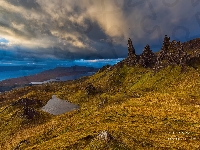 Jeziora, Szkocja, Chmury, Skały, Ciemne, Morze, Wzgórze The Storr, Wyspa Skye