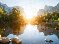 Góry, Stany Zjednoczone, Drzewa, Rzeka Merced, Wschód słońca, Park Narodowy Yosemite, Kamienie, Kalifornia