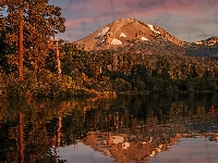 Wulkan Lassen Peak, Góry Kaskadowe, Drzewa, Las, Stany Zjednoczone, Jezioro, Zachód słońca, Park Narodowy Lassen Volcanic, Kalifornia