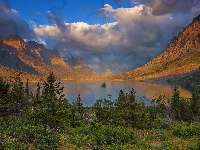Jezioro Saint Mary, Wysepka, Drzewa, Rośliny, Stany Zjednoczone, Chmury, Góry, Park Narodowy Glacier, Stan Montana