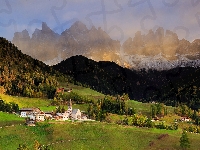 Góry, Lasy, Domy, Dolina Val di Funes, Chmury, Włochy, Mgła, Drzewa, Wieś Santa Maddalena, Dolomity, Kościół
