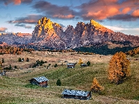 Płaskowyż Seiser Alm, Chmury, Domy, Dolina Val Gardena, Dolomity, Włochy, Góry Sassolungo, Drzewa