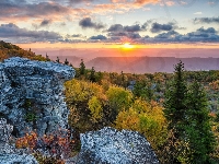 Wschód słońca, Skały, Krzewy, Góry, Jesień, Chmury, Drzewa