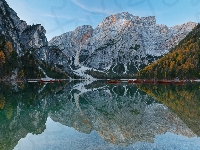 Góry, Włochy, Łodzie, Dolomity, Odbicie, Jezioro Pragser Wildsee, Drzewa, Region Trydent-Górna Adyga