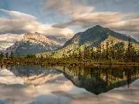 Odbicie, Vermilion Lakes, Alberta, Jezioro, Kanada, Drzewa, Chmury, Góry, Las, Park Narodowy Banff