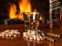 Pistacje, Johnnie Walker Black Label Whisky, Ogień, Butelka, Szklanka, Kominek