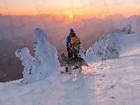 Zima, Zachód słońca, Snowboardzista, Ośnieżone, Mężczyzna, Góry, Drzewa, Pies