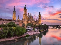 Bazylika katedralna Matki Bożej na Kolumnie, Aragonia, Zachód słońca, Saragossa, Chmury, Most, Drzewa, Hiszpania, Rzeka Ebro, Bazylika Nuestra Senora del Pilar