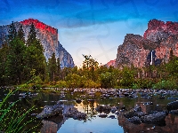Drzewa, Niebo, Kamienie, Park Narodowy Yosemite, Stany Zjednoczone, Rzeka Merced, Góry, Trawa, Kalifornia