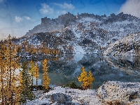 Drzewa, Śnieg, Odbicie, Skały, Stany Zjednoczone, Jezioro Leprechaun Lake, Zima, Góry, Stan Waszyngton