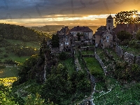 Chateau-Chalon, Rejon Burgundia-Franche-Comte, Zachód słońca, Wzgórza, Pola, Relais des Abbesses, Francja, Hotel, Drzewa