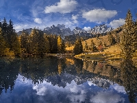 Północne Alpy Wapienne, Austria, Odbicie, Drzewa, Jezioro Almsee, Góry Gosaukamm, Chmury, Filzmoos