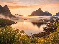 Lofoty, Wschód słońca, Góry, Wieś Reine, Domy, Norwegia, Morze Norweskie, Mgła