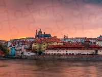 Panorama, Czechy, Hradczany, Domy, Wschód słońca, Katedra Świętych Wita Wacława i Wojciecha, Praga, Zamek na Hradczanach, Rzeka Wełtawa