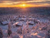 Góry, Finlandia, Domki, Lasy, Drzewa, Zima, Ośnieżone, Zachód słońca