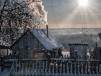 Śnieg, Promienie słońca, Ogrodzenie, Mróz, Dym, Zima, Dom, Płot