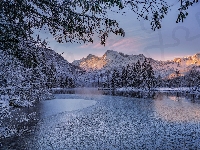 Alpy, Zima, Drzewa, Świerki, Góry, Wschód słońca, Austria, Jezioro Almsee, Ośnieżone, Region	Górna Austria, Totes Gebirge, Las