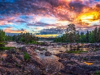 Kiiminki, Teren Koiteli, Chmury, Las, Kamienie, Wschód słońca, Rzeka Kiiminkijoki, Finlandia, Drzewa