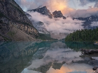 Alberta, Góry, Chmury, Jezioro Moraine, Kanada, Park Narodowy Banff, Drzewa
