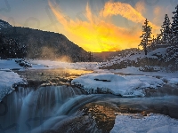 Góry, Elbow Falls, Mgła, Prowincja Alberta, Wschód słońca, Zima, Lód, Kanada, Rzeka Elbow, Drzewa