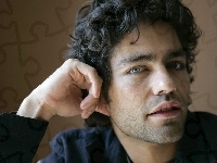 Zamyślony, Adrian Grenier