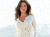 Adriana Lima, biała bluzka