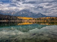 Patricia Lake, Prowincja Alberta, Kanada, Park Narodowy Jasper, Odbicie, Góry, Drzewa, Jezioro, Jesień