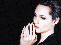 Angelina Jolie, złożone ręce