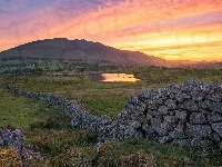 Zachód słońca, Góry, Park Narodowy Lake District, Anglia, Kamienny, Góra, Jezioro, Murek, Drzewa, Tewet Tarn