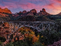 Oak Creek Canyon, Stany Zjednoczone, Drzewa, Jesień, Most, Arizona, Sedona, Midegly Bridge, Skały, Góry