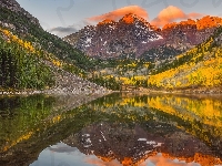 Stan Kolorado, Stany Zjednoczone, Odbicie, Szczyty Maroon Bells, Jezioro Maroon Lake, Jesień, Góry Skaliste, Drzewa