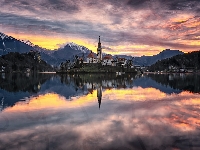 Góry, Słowenia, Kościół, Zachód słońca, Jezioro Bled, Wyspa Blejski Otok, Drzewa